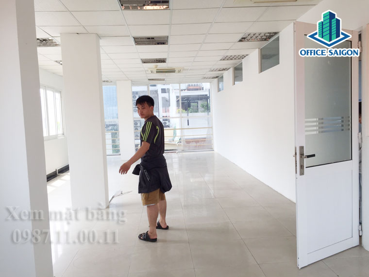 Nhân viên Office Saigon hỗ trợ khách xem mặt bằng tại SGCL building