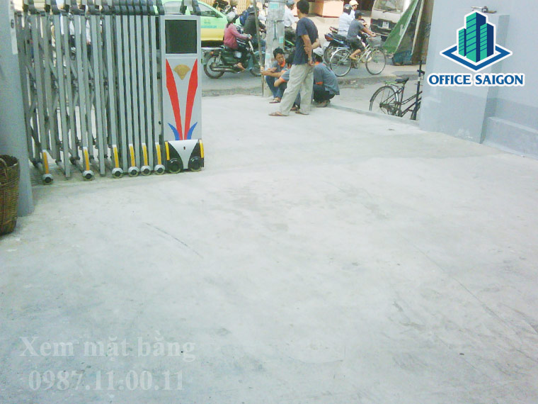 View sân phía trước tòa nhà Thanh Long khá rộng rãi