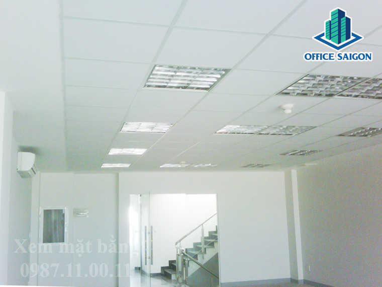 Hệ thống đèn, máy lạnh trên trần được trang bị khá đầy đủ