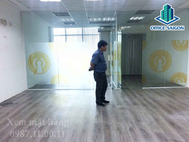 Nhân viên Office Saigon hỗ trợ khách xem mặt bằng tại Thanh Long building