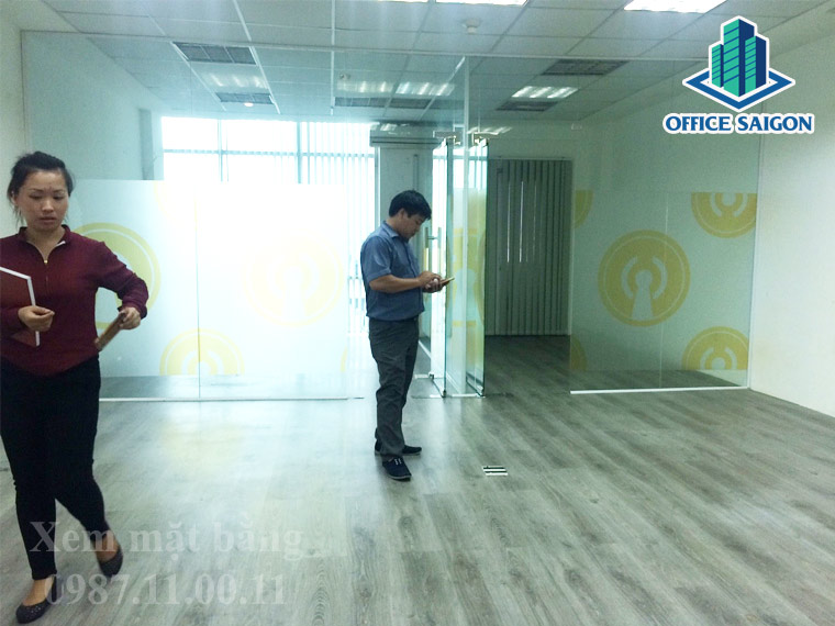 Quản lý cùng Office Saigon đang hỗ trợ tư vấn khách xem mặt bằng