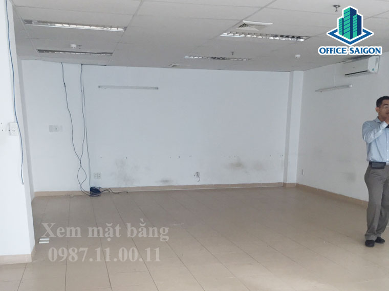Một khách hàng xem xem tích 42m2 tại lầu 3 cao ốc Golden Fish building