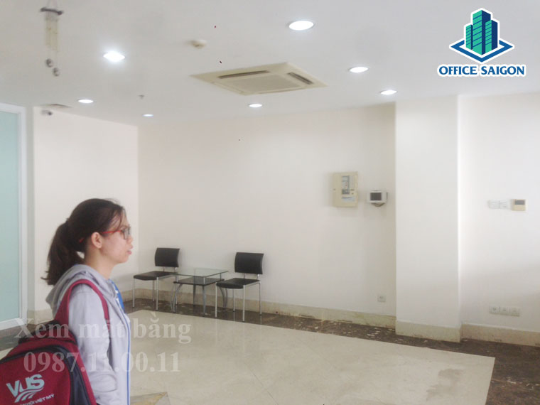 Nhân viên Office Saigon hỗ trợ khách xem văn phòng tại DP building