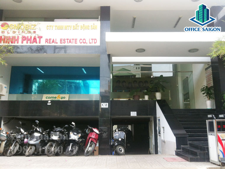 Mặt trước tòa nhà Cosmobiz building và hầm gởi xe