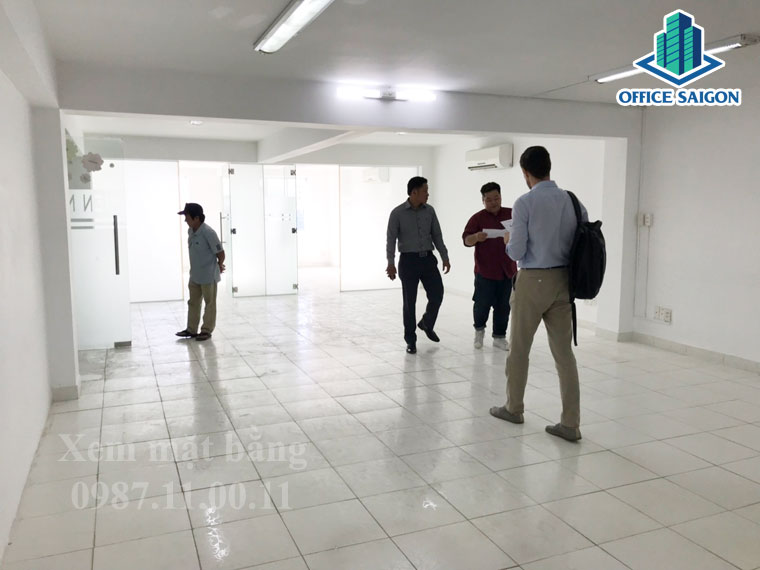 Nhân Viên Office Saigon hỗ trợ khách xem văn phòng tại Cosmobiz building