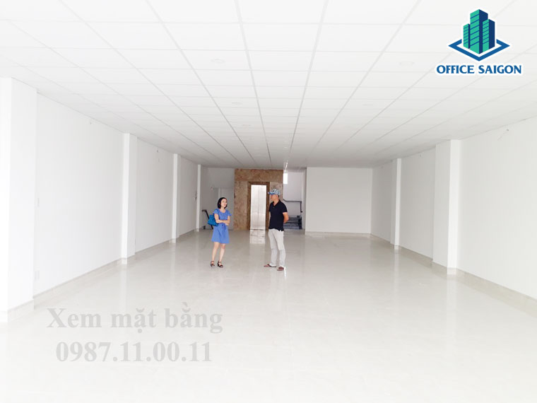 Nhân viên Office Saigon hỗ trợ khách xem văn phòng tại LQD building