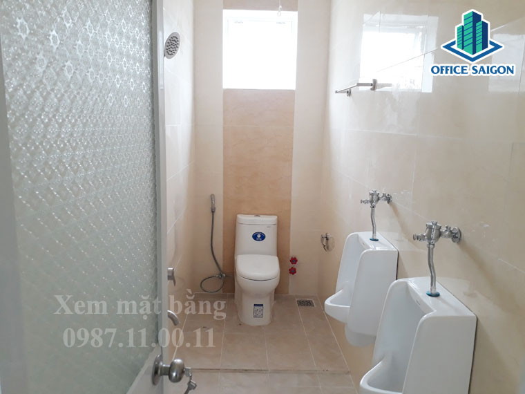 View hệ thống toilet nam tại cao ốc văn phòng LQD building