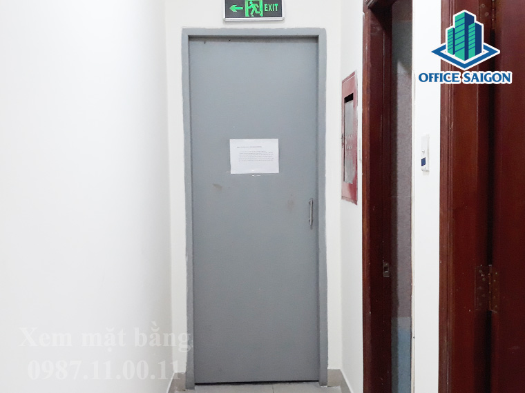 Cửa thoát hiểm tại tòa nhà Mỹ Thịnh building