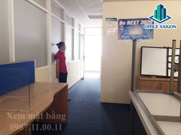 Khách hàng xem văn phòng tại tòa nhà văn phòng Phước Thành building