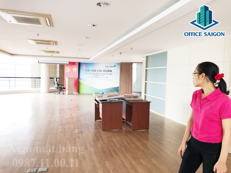 Nhân viên Office Saigon đang hỗ trợ khách xem mặt bằng tại Phước Thàn building
