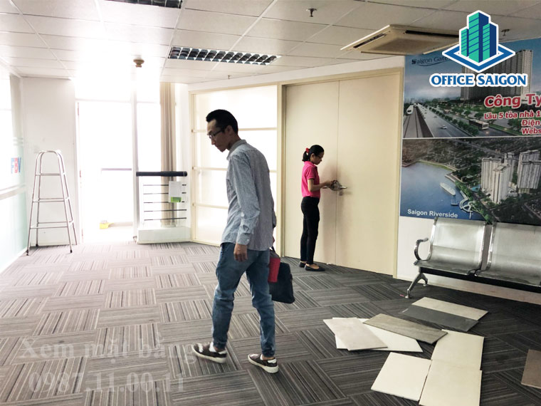 Office Saigon cùng quản lý Phước Thành building hỗ trợ khách xem văn phòng