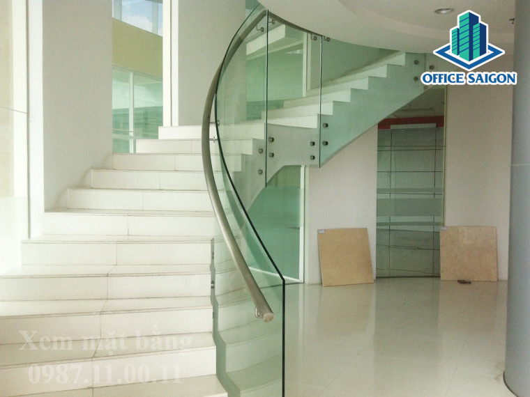 Lối đi cầu thang bộ lên tầng lững tại cao ốc Coteccons building