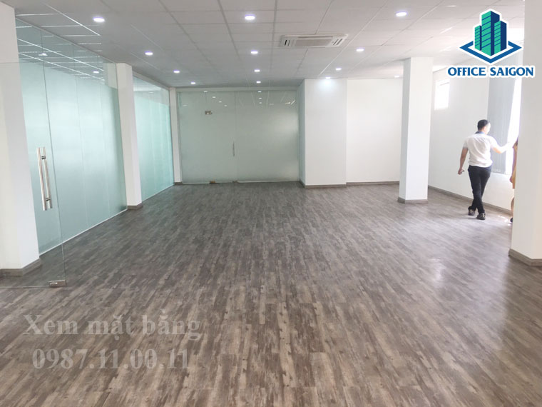 Nhân viên Office Saigon hỗ trợ khách xem văn phòng tại Thảo Điền building