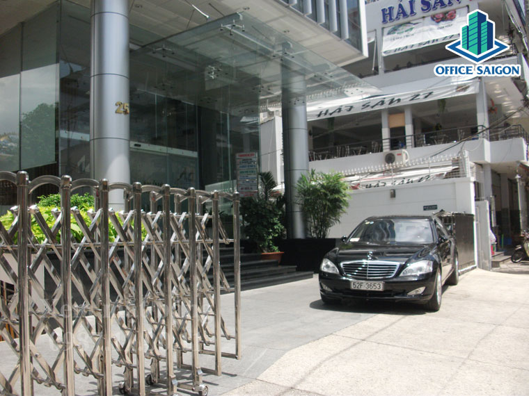 View lối đi vào cổng chính tòa nhà Thảo Điền building
