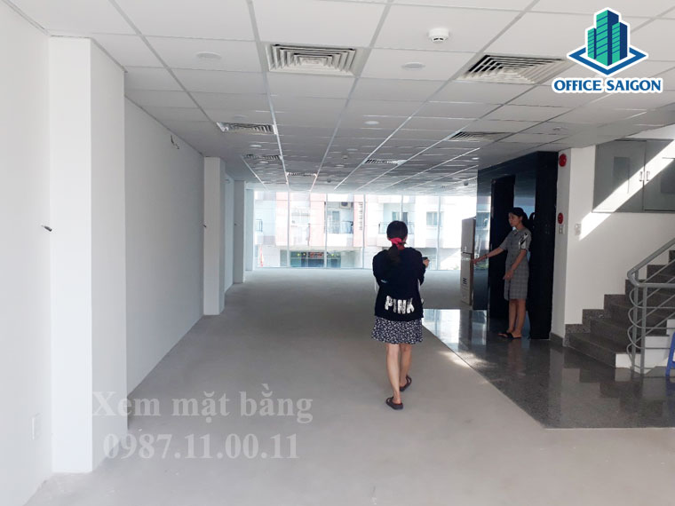 Nhân viên Office Saigon hỗ trợ khách xem mặt bằng tại B&L building