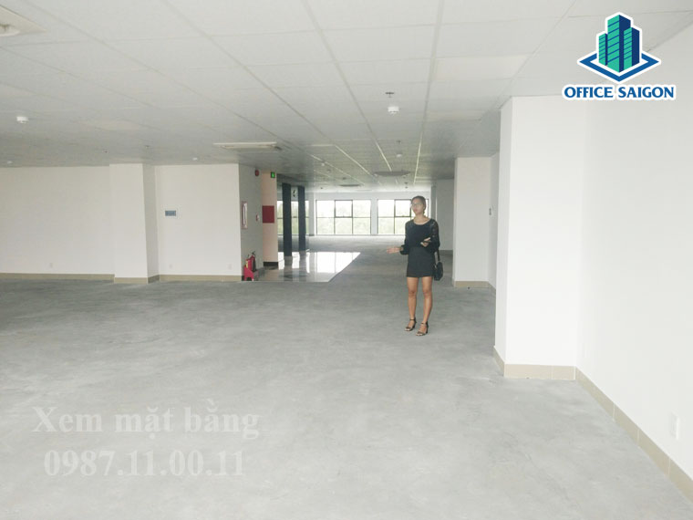 Khách hàng xem mặt bằng văn phòng tại B&L Tower