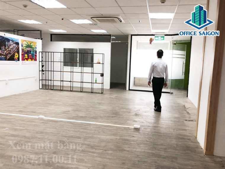 Khách đang khảo sát diện tích trống tại văn phòng cho thuê Hưng Bình Building