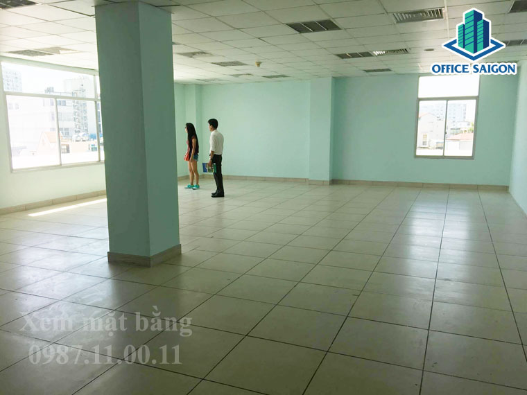 Nhân viên Office Saigon hỗ trợ khách xem văn phòng tại Tuổi Trẻ Tower