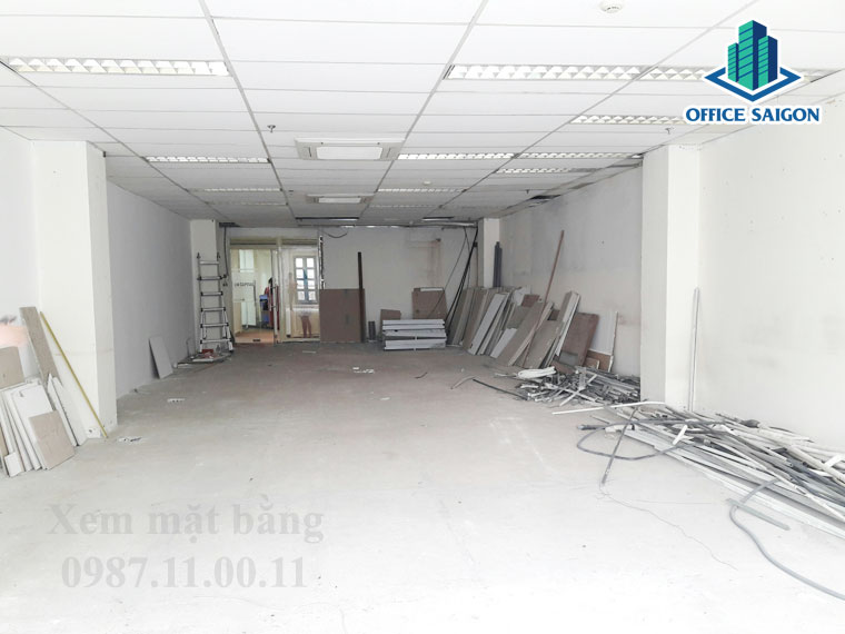Tòa nhà Satra Exmi building trần cao thông thoáng