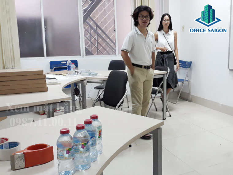 Nhân viên Office Saigon hỗ trợ khách xem mặt bằng tại 100DDA building