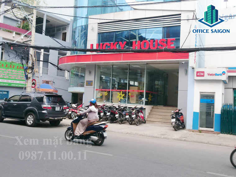 Lối đi vào cổng chính tòa nhà Lucky House building