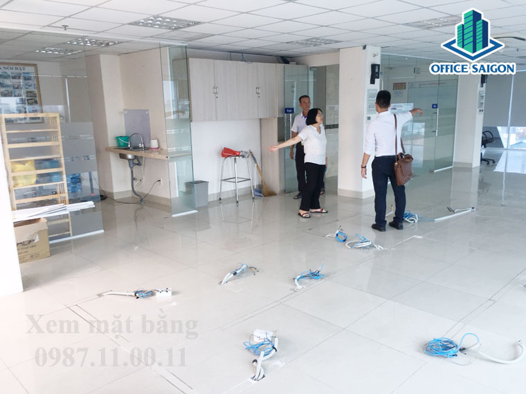 Nhân viên Office Saigon đang hỗ trợ khách xem văn phòng tại Lucky House building