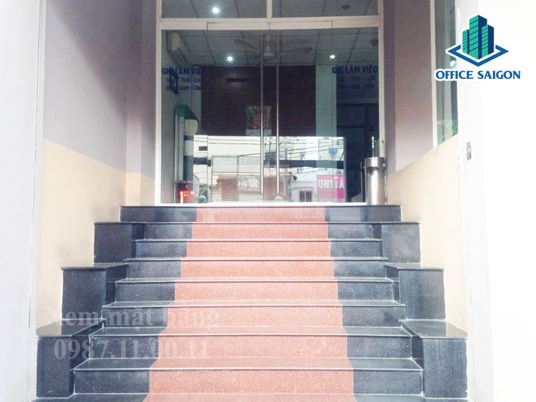 Lối vào cổng chính tòa nhà Tân Đại Nam building