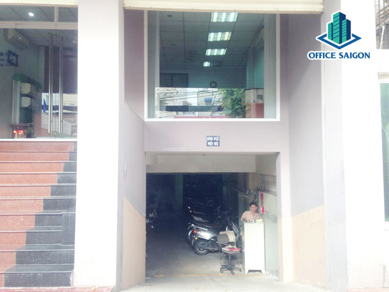 Lối vào tầng hầm tại cao ốc văn phòng Tân Đại Nam building