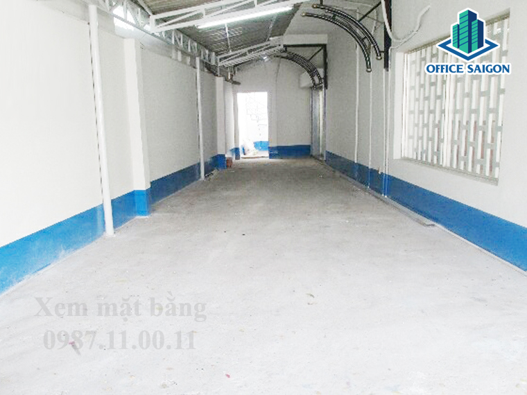 Lối vào bãi giữ xe bên hong tòa nhà