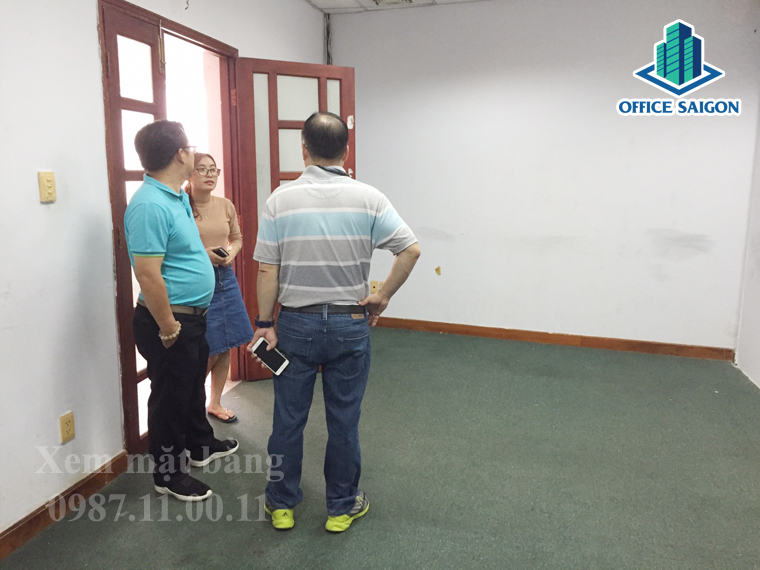 Nhân viên Office Saigon hỗ trợ khách xem văn phòng tại Thái Bình House building