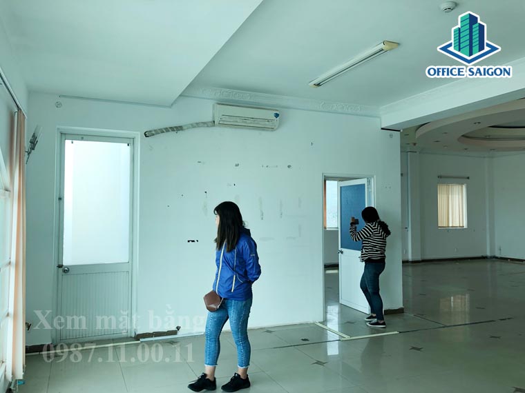 Nhân viên Office Saigon hỗ trợ khách xem mặt bằng tại Kinh Luân building