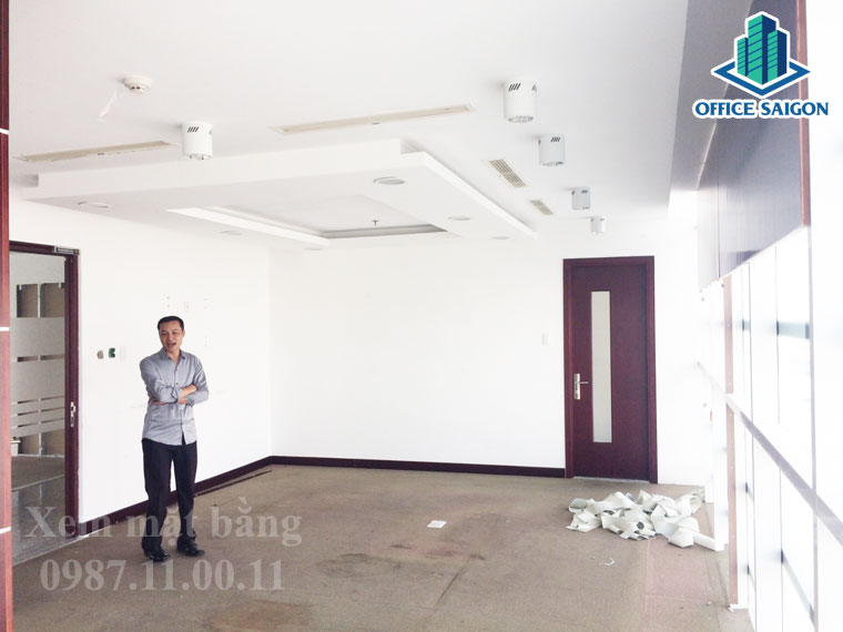 Một khách hàng khác xem mặt bằng tại Lutaco building