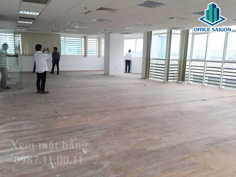Nhân viên Office Saigon hỗ trợ khách xem nguyên sàn tại Lutaco Tower Phú Nhuận