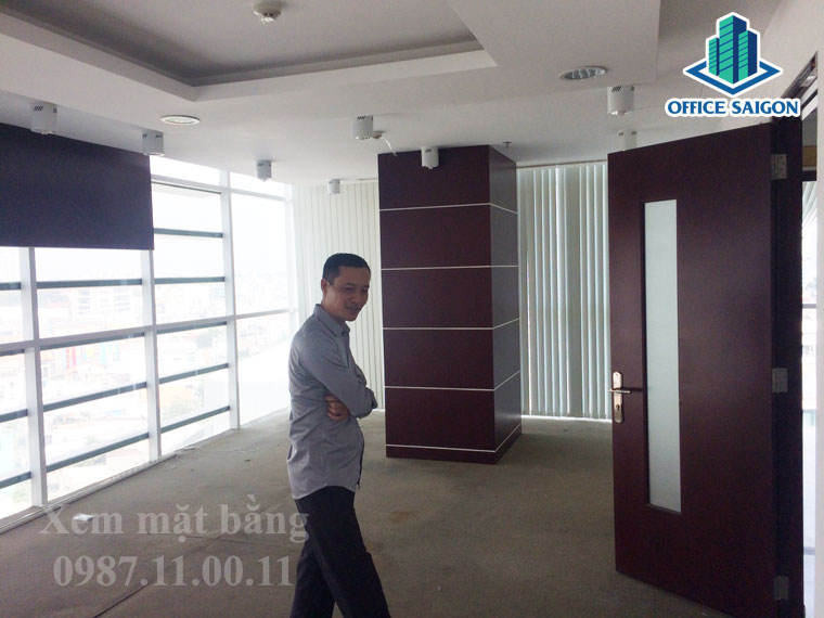 Nhân viên Office Saigon hỗ trợ khách xem diện tích 80m2 tại Lutaco building