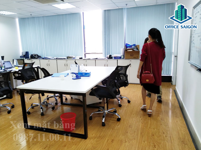 Nhân viên Office Saigon hỗ trợ khách xem văn phòng tại Gia Thy building