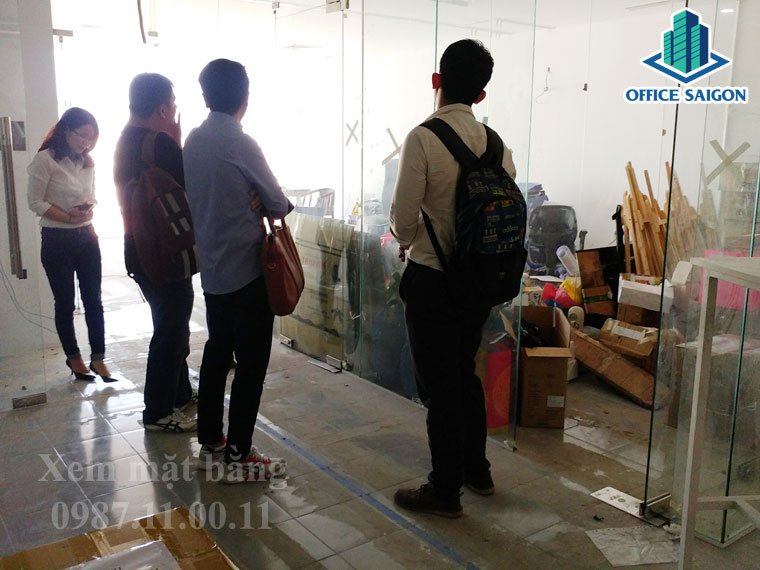 Nhân viên Office Saigon hỗ trợ khách hàng khác xem mặt bằng 200m2 tại Vinalines building
