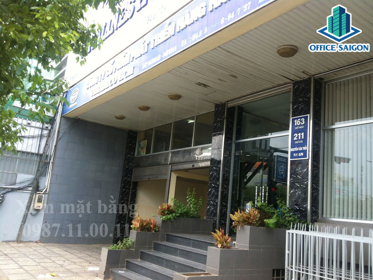 Lối đi vào cổng chính tòa nhà Vinalines building