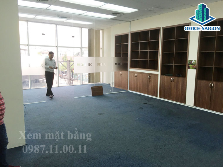 Nhân viên Office Saigon hỗ trợ khách xem 60m2 tại Vinalines building