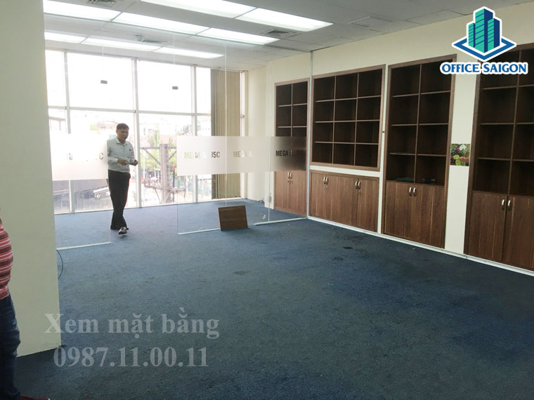 Nhân viên Office Saigon hỗ trợ khách xem 60m2 tại Vinalines building