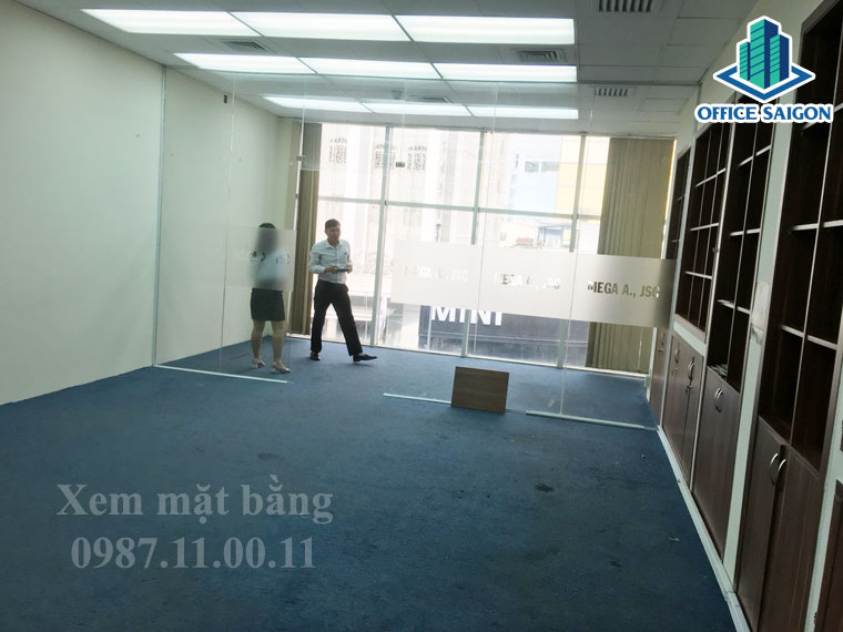 Quản lý đang tư vấn hỗ trợ khách xem mặt bằng tại tòa nhà Vinalines building