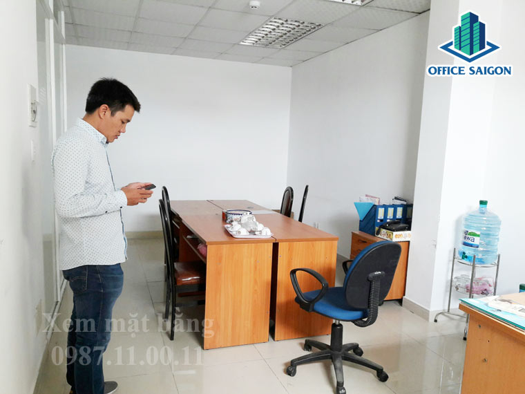 Khách hàng đang xem mặt bằng tại Sogetraco building quận Phú Nhuận