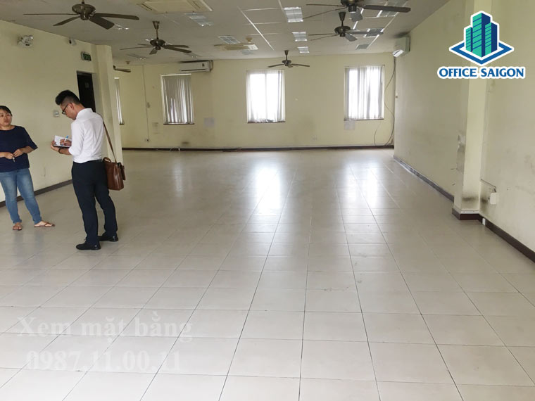 Quản lý đang hỗ trợ khách xem mặt bằng tại Quốc Hưng building
