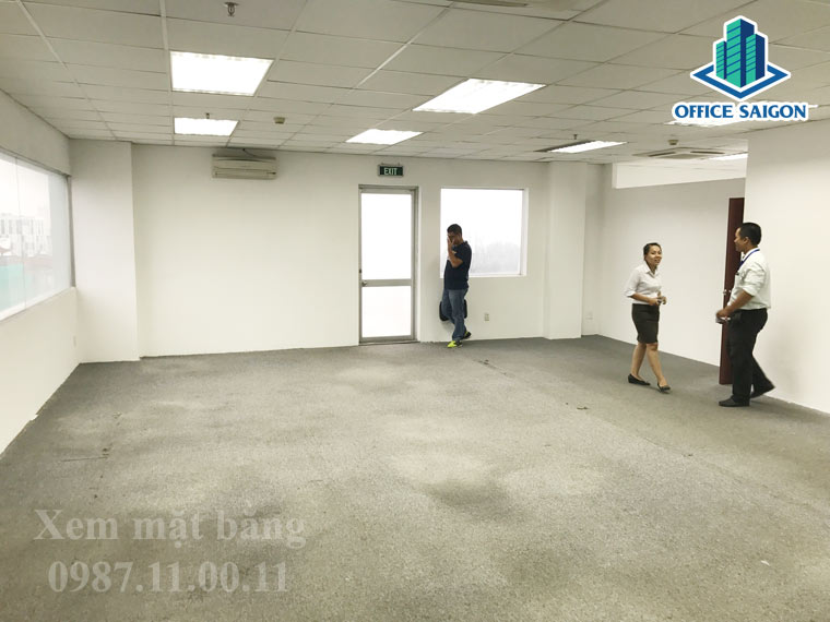 Nhân viên Office Saigon hỗ trợ khách xem mặt bằng tại H&H tower