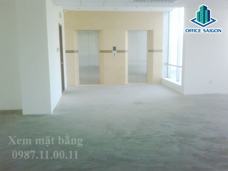 Từ văn phòng view ra hệ thống thang máy tại tòa nhà
