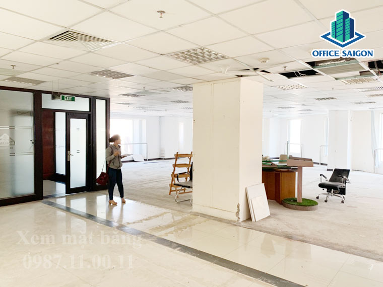 Khách hàng xem văn phòng tại tòa nhà Inthanhnien building Phú Nhuận