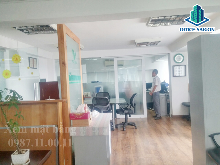 Nhân viên office Saigon hỗ trợ khách xem văn phòng tại Ong Ong building