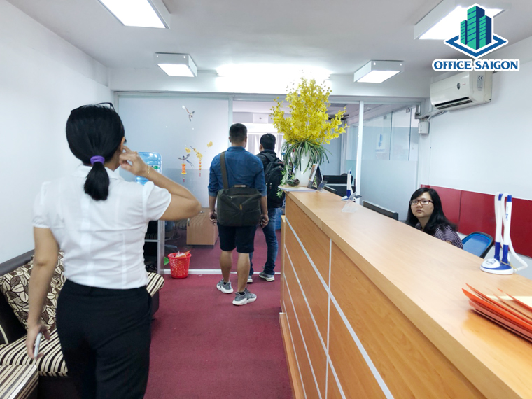 Nhân viên Office Saigon cùng quản lý tòa nhà Ong Ong hỗ trợ khách xem văn phòng