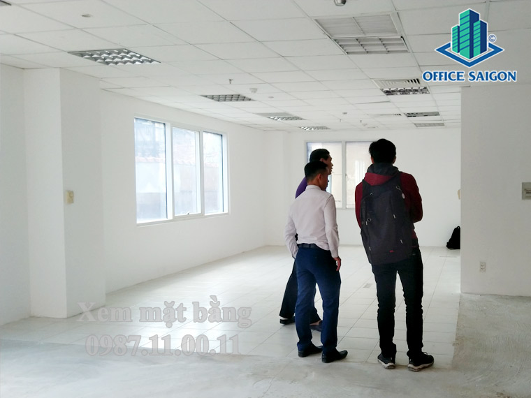 Nhân viên Office Saigon hỗ trợ khách xem diện tích trống