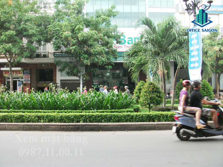 View phía trước đường Phan Xích Long phía trước tòa nhà VP Bank tower