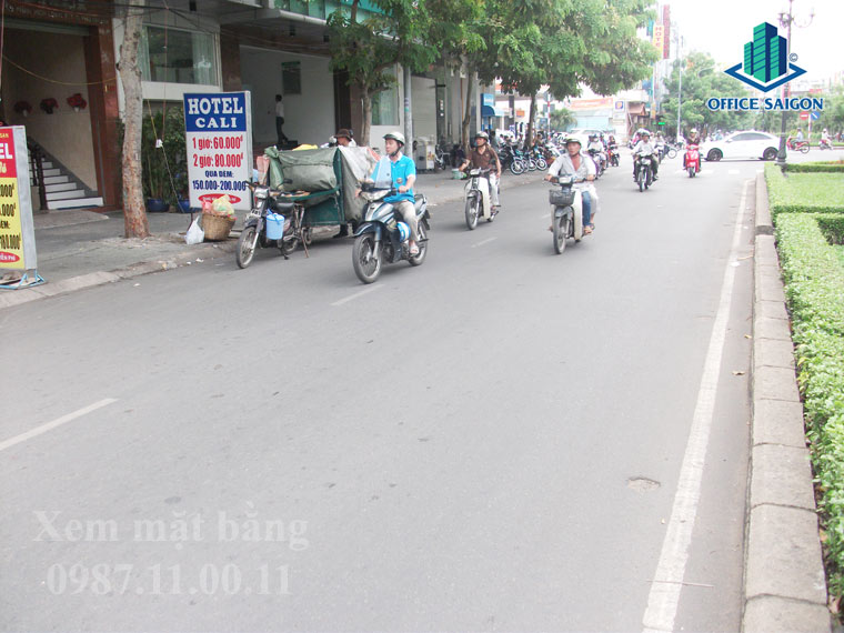 View đường Phan Xích Long phía trước tòa nhà Nhật Ngữ Đông Kinh